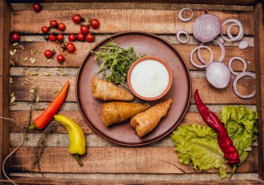 Lezzetli et ekşi krema ve salata ile ahşap masa üzerinde rulo