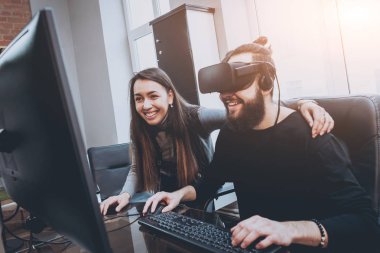 Vr gözlük test ve having fun kadın yaratıcı Ofis çalışanları ile genç adam