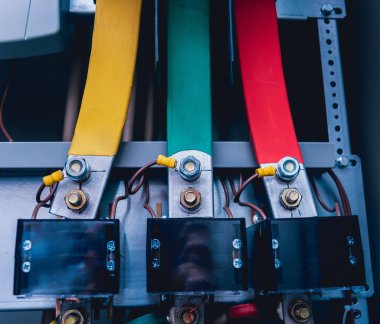 Kablolar ve elektrik kutusuna geçer. Sigortalar ve Kontaktörler elektrik paneli.