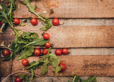 Ahşap masa üzerinde lezzetli sebze