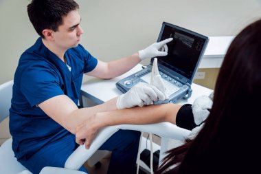 Ortopedi uzmanı doktor ofisinde hastayla. Dirsek ultrason.