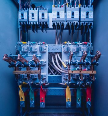 Kablolar ve elektrik kutusuna geçer. Sigortalar ve Kontaktörler elektrik paneli.