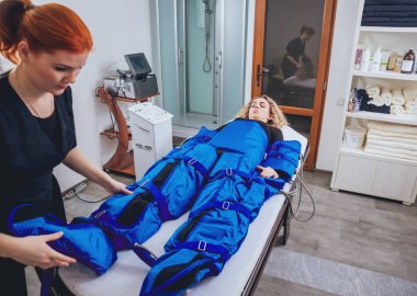 Pressotherapy Güzellik Merkezi kadında makinede. Kozmetik tıp cihazları