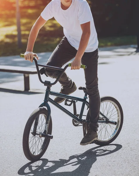 Bmx Ryttare Utföra Trick Skatepark — Stockfoto