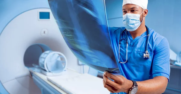 Médico Afroamericano Con Imagen Resonancia Magnética Equipos Médicos — Foto de Stock