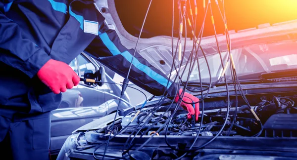 Otomatik mekanik gerilim kontrol etmek bir voltmetre kullanır.