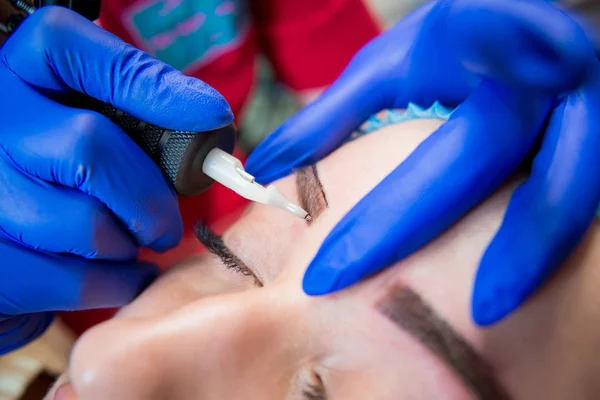 Tatoueur Professionnel Fait Tatouage Des Sourcils Sur Une Fille Médecine — Photo