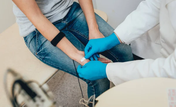 Hasta sinirleri elektromiyografi ile test ediliyor. Tıbbi muayene. EMG