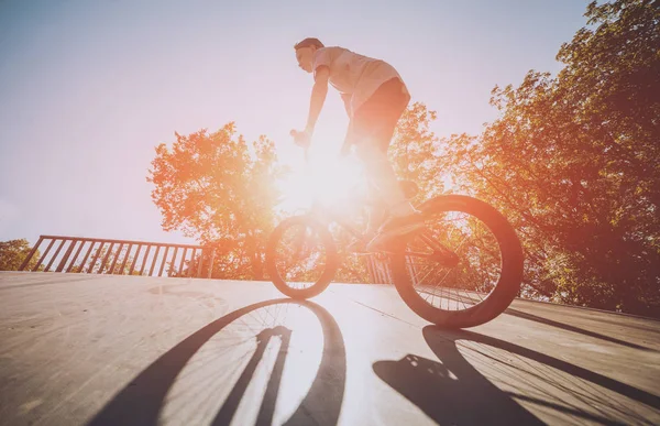 Bmx Ryttare Utföra Trick Skatepark — Stockfoto