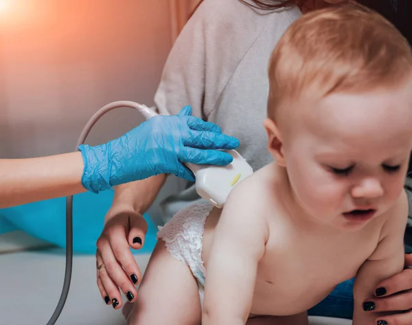 Läkare Och Spädbarn Flicka Med Mamma Ultraljud Diagnos Medicinsk Utrustning — Stockfoto