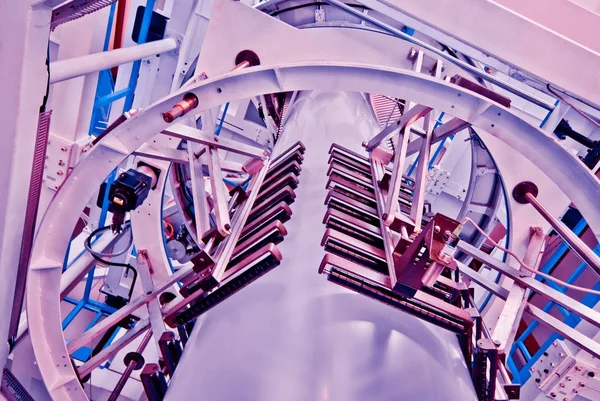 Otomatik üretim hattında fabrika. Plastik torba üretim süreci.