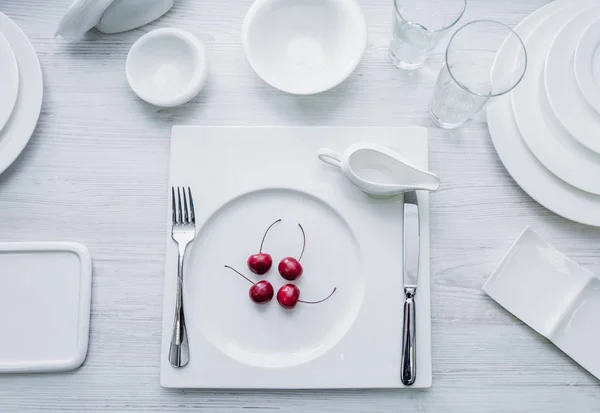 Geserveerd Versierde Tafel Met Witte Servies — Stockfoto