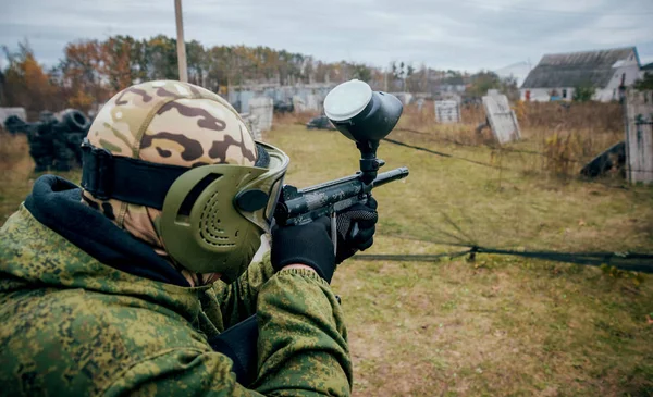 Paintball oynarken silahlı adam. Açık havada. 