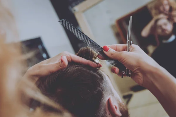 Peluquería Hace Peinado Para Hombre Joven —  Fotos de Stock