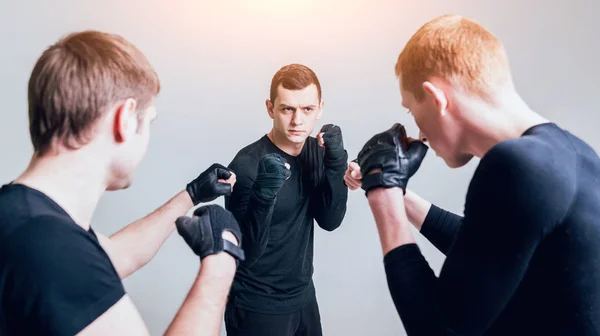 Jóvenes Luchadores Practicando Contra Una Pared Blanca Estudio — Foto de Stock