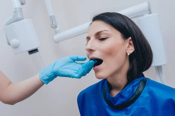 Diş Hekimi Diş Kliniğinde Genç Kadın Için Ray Görüntü Olun — Stok fotoğraf