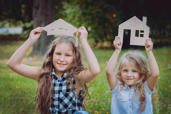 İşaretler reklam ile iki küçük kız kap ve park ev mezun. 