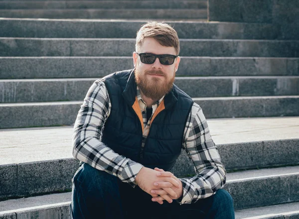 Yakışıklı adam açık havada kameraya poz rahat kıyafetler içinde sakallı