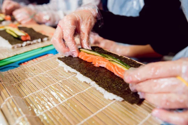 Dzieci Przygotowują Sushi Rolkach Master Klasy Restauracji — Zdjęcie stockowe