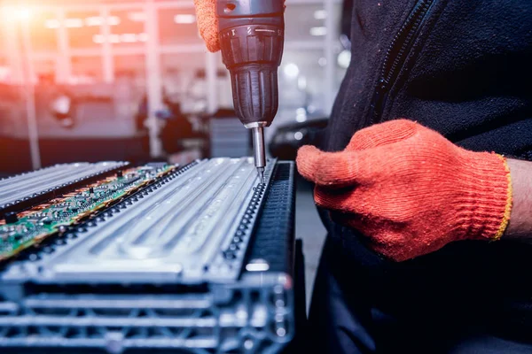 Elecric motorlu pilleri şarj. Pil bir elektrikli araç motorunun sökülmesi. Araba Servisi