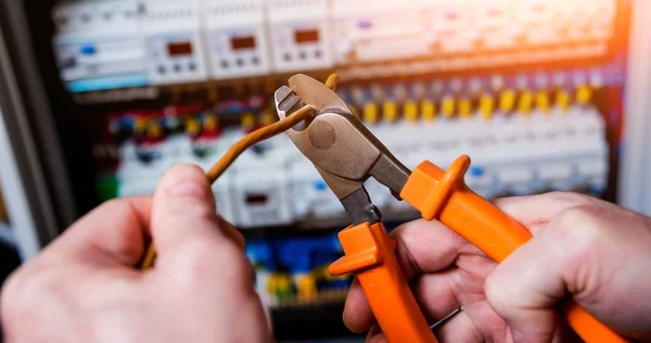 Repairing of switchboard voltage with automatic switches.