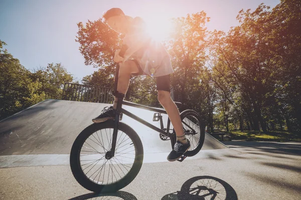 Genç Bmx sürücüsü hileci vasıl skatepark gerçekleştirme.