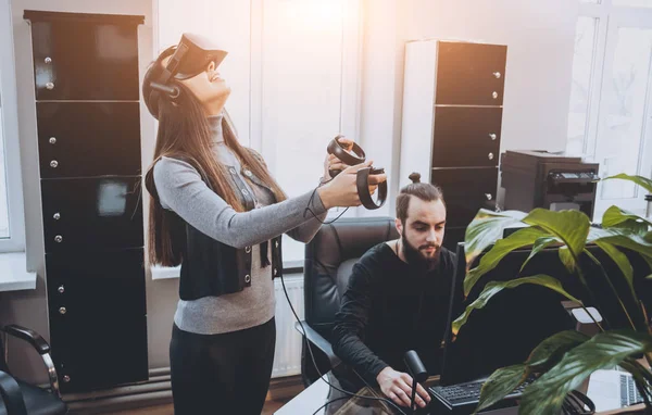 Hombre Joven Con Mujeres Trabajadoras Oficina Creativas Probando Gafas Divirtiéndose — Foto de Stock