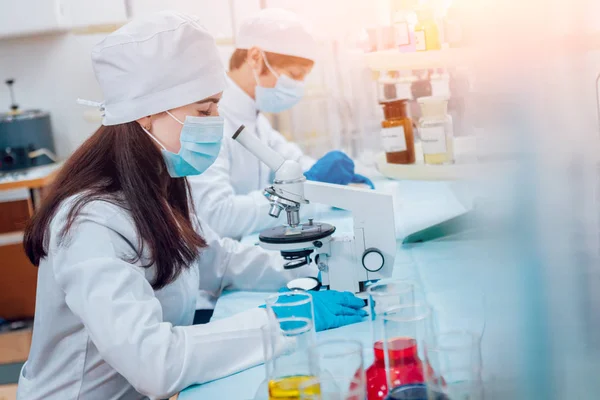 Wissenschaftstechniker Bei Der Arbeit Labor Medizinischer Hintergrund — Stockfoto