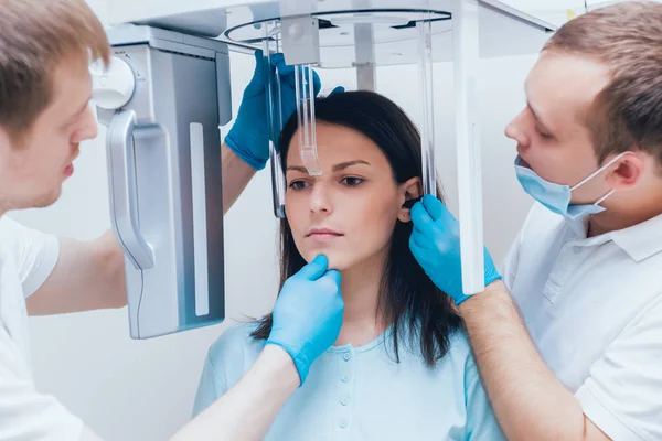 Ung Kvinna Patientens Stående Röntgenmaskinen Panoramautsikt Över Radiografi — Stockfoto