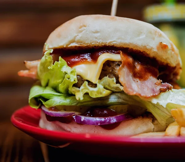 Büyük Çizburger Patates Kızartması Bir Plaka Üzerinde Restoran — Stok fotoğraf