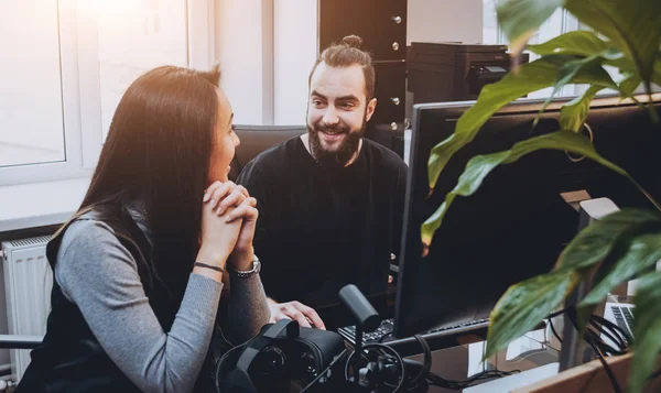 Hombre Joven Con Mujeres Trabajadoras Oficina Creativas Probando Gafas Divirtiéndose — Foto de Stock