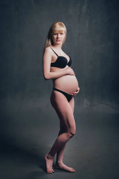 Atelierbild Der Schönen Schwangeren Schwarzer Unterwäsche — Stockfoto