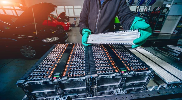 Elecric motorlu pilleri şarj. Pil bir elektrikli araç motorunun sökülmesi. Araba Servisi