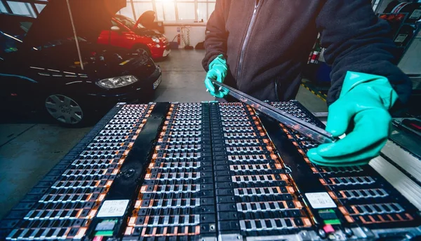 Elecric motorlu pilleri şarj. Pil bir elektrikli araç motorunun sökülmesi. Araba Servisi