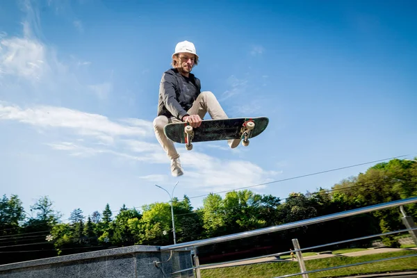 Pratik ve sokaklarda atlama kaykaycı