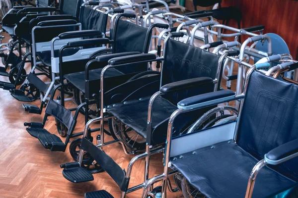 Hastanede boş tekerlekli sandalyeler.