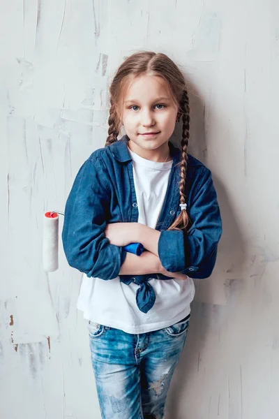 Onarım veya inşaat oynarken örgüler ile küçük neşeli kız