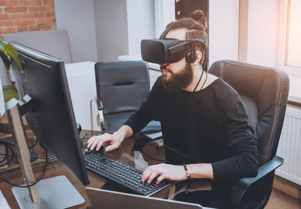 Joven Con Gafas Realidad Virtual Oficina — Foto de Stock