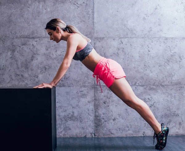 Junge Athletische Kaukasische Frau Posiert Studio Und Macht Verschiedene Übungen — Stockfoto