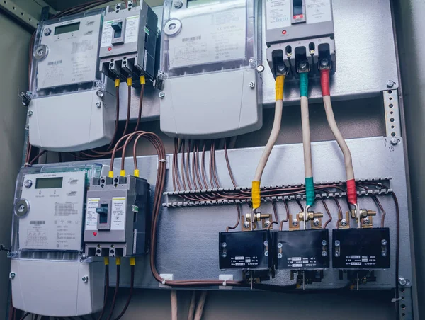 Kablolar ve elektrik kutusuna geçer. Sigortalar ve Kontaktörler elektrik paneli.