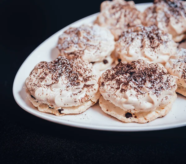 Galletas Merengue Francés Placa Blanca Sobre Superficie Oscura Primer Plano — Foto de Stock