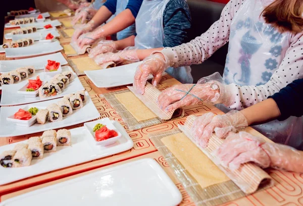 Los Niños Preparan Sushi Panecillos Master Class Restaurante — Foto de Stock