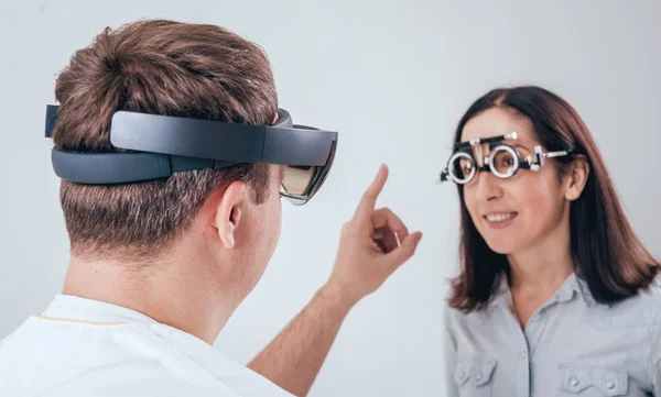 Médico Utiliza Gafas Realidad Aumentada Consulta Oftalmológica Con Mujer Tecnologías — Foto de Stock