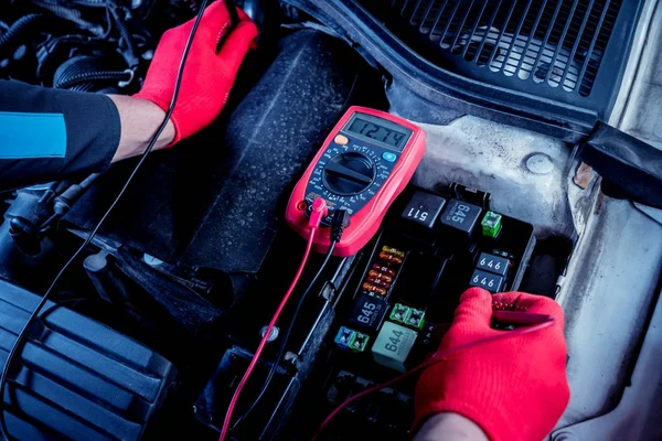 Otomatik mekanik gerilim kontrol etmek bir voltmetre kullanır.