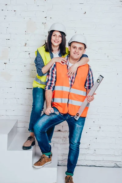 Mutlu çift yapma evlerine onarır. Ev yenileme.