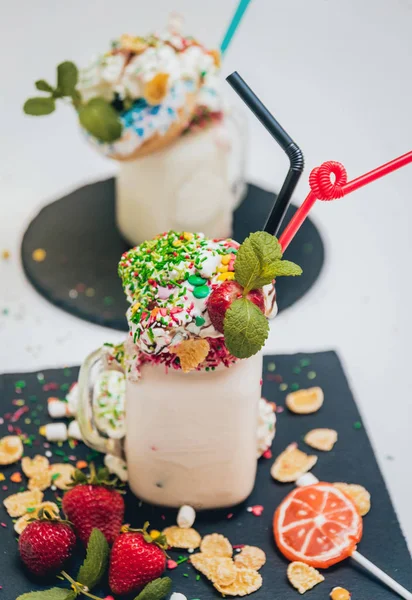 Krema, şeker kırıntı, çörek ve taze çilek Çilek milkshake bardak