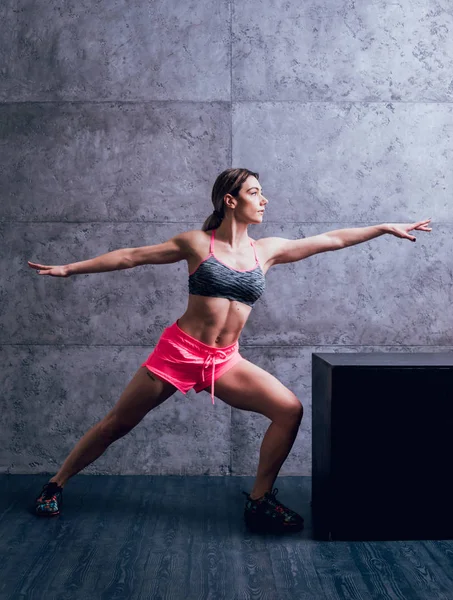 Joven Atlética Mujer Caucásica Posando Estudio Haciendo Diferentes Ejercicios —  Fotos de Stock
