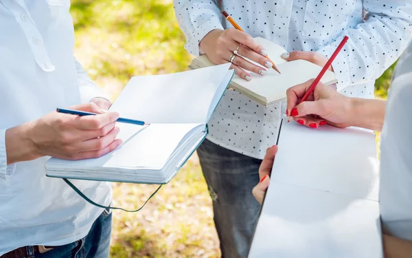 Sketchbooks yeşil park ile genç kızlar
