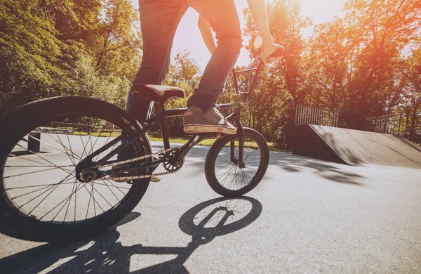 Bmx sürücüsü hileci vasıl skatepark gerçekleştirme.