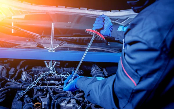 Servis istasyonu motora onarılıyor. Araba tamir.